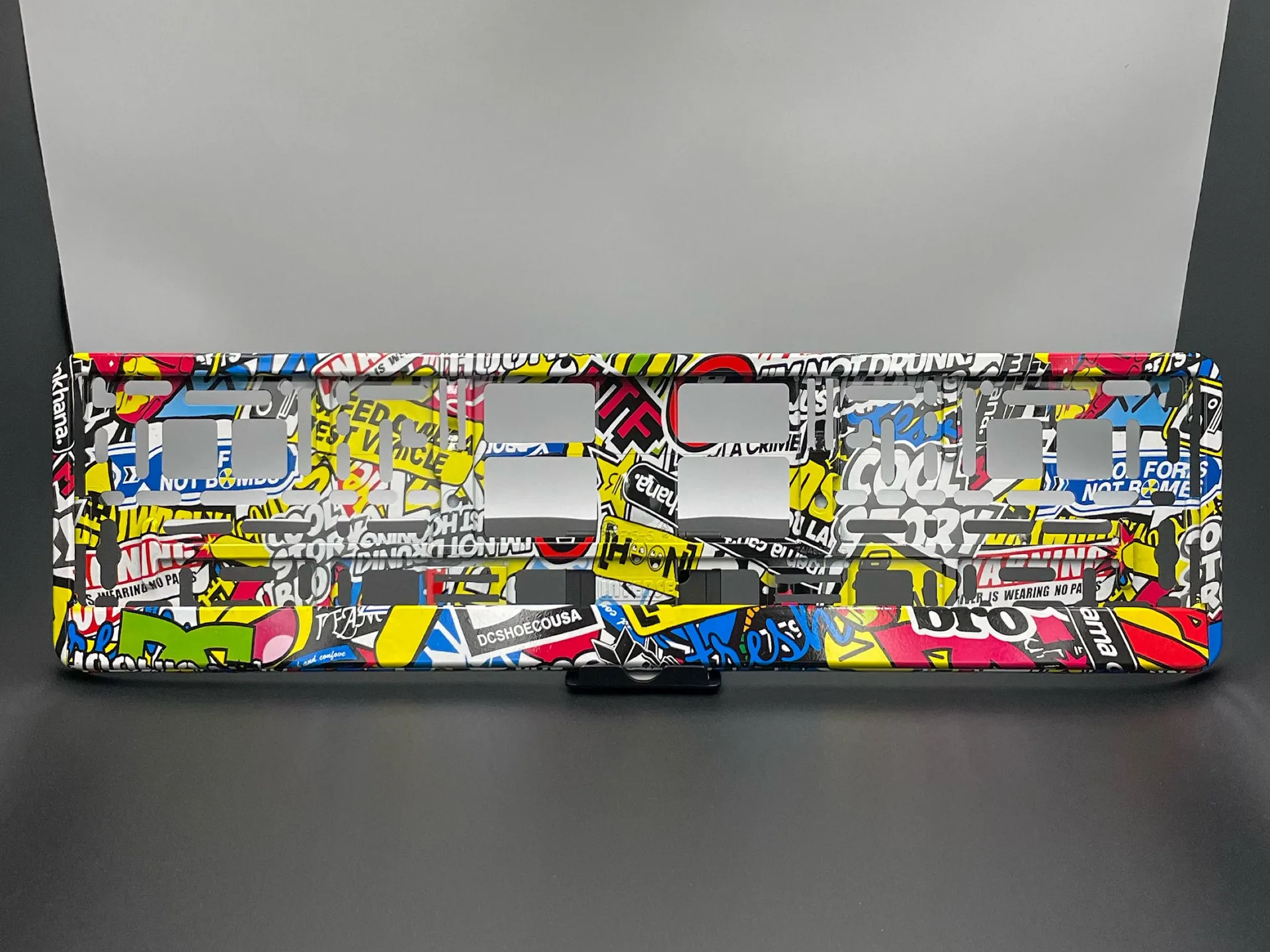 Porte-plaque "Stickerbomb"