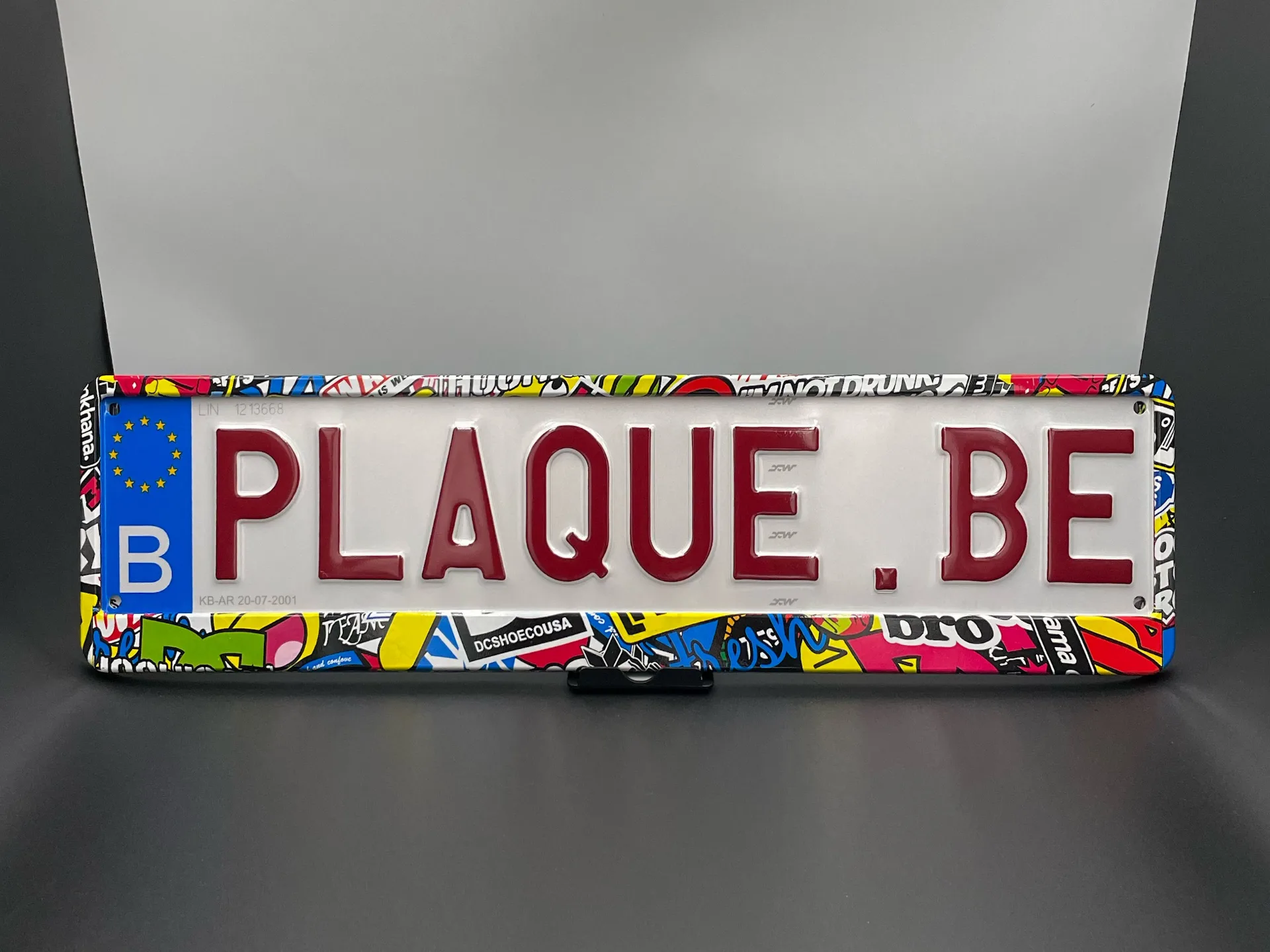Porte-plaque "Stickerbomb"