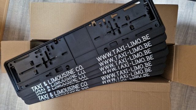 Gepersonaliseerde plaathouder Taxi en Limousine - Realisaties Plaque.be