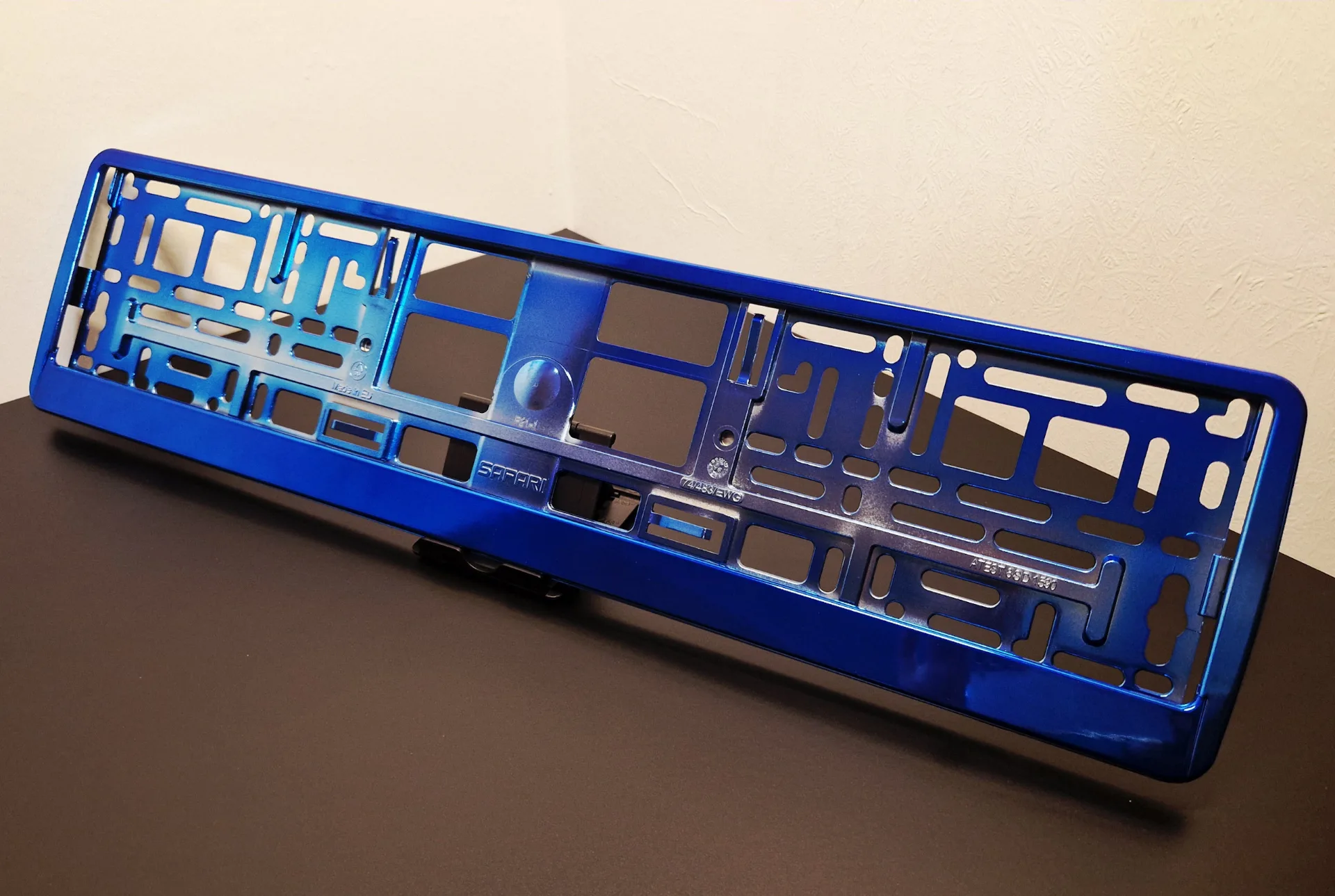 Porte plaque voiture bleu chromé à clipser